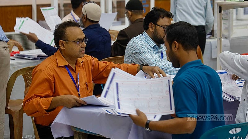 রাজশাহী বিশ্ববিদ্যালয়ের কাজী নজরুল ইসলাম মিলনায়তনে চলছে ছাত্র সংসদ ও হল সংসদ নির্বাচনের ভোট গণনার কাজ। ছবি:মাহমুদ জামান অভি
