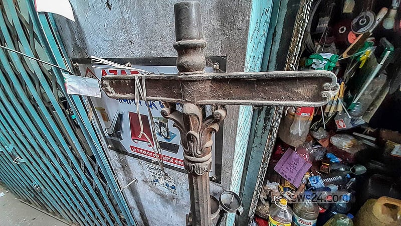 পুরান ঢাকায় ১২৪ বছর আগে বসানো এসব খুঁটি দেখভালের অভাবে হারিয়ে গেছে।  টিকে থাকা এ খুঁটির অবস্থান নবাবপুরের তাহেরবাগ লেনে।  ছবি: আব্দুল্লাহ আল মমীন