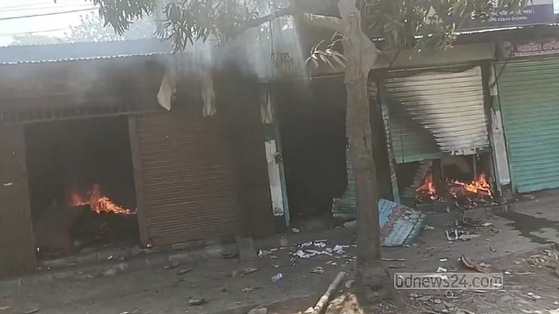 বগুড়ার স্টেশন রোডে নারিকেলের আড়তের দুটি দোকানে অগ্নিসংযোগ।