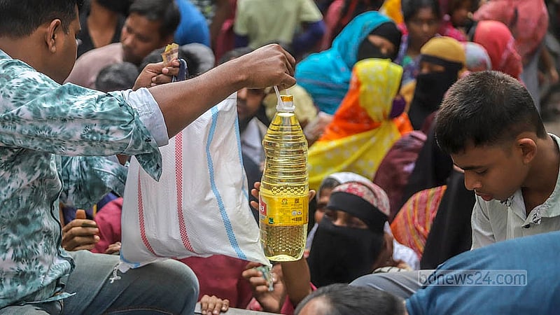 রোজা সামনে রেখে ন্যায্যমূল্যে খেজুর, ছোলাসহ পাঁচ পণ্য বিক্রি শুরু করেছে সরকারি বিপণন সংস্থা ট্রেডিং করপোরেশন অব বাংলাদেশ (টিসিবি)। ছবি: আব্দুল্লাহ আল মমীন