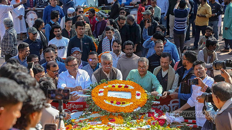 শহীদ বুদ্ধিজীবী দিবসে মিরপুরে বুদ্ধিজীবী স্মৃতিসৌধে ফুল দিয়ে শ্রদ্ধা জানায়  বাংলাদেশের কমিউনিস্ট পার্টির (সিপিবি) নেতারা।