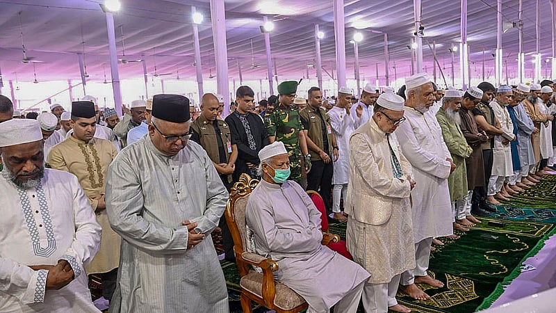 জাতীয় ঈদগাহে শনিবার ঈদুল আজহার প্রধান জামাতে অংশ নেন প্রধান উপদেষ্টা মুহাম্মদ ইউনূসসহ অন্য উপদেষ্টারা। ছবি: পিআইডি