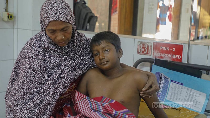 শুক্রবার ভূমিকম্পের সময় যশোরের নড়াইলে আহত হয় শিশু হাদি। ঢাকার পঙ্গু হাসপাতালের মডেল বি-ওয়ার্ডের ৩১ নম্বর বেডে তার চিকিৎসা চলছে