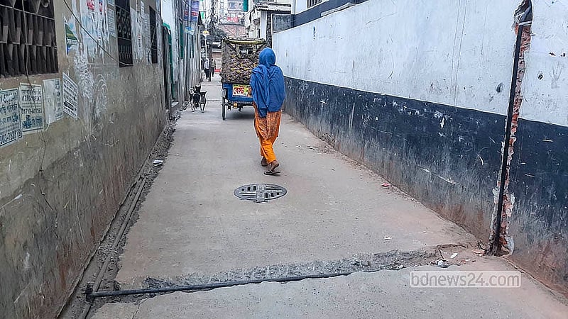 ঢাকার মুরাদপুর এলাকায় নাসিরউদ্দিন রোডে নতুন করে টানা হয়েছে গ্যাসের সংযোগ। আবাসিকে নতুন সংযোগ বন্ধ থাকলেও অনেকে অবৈধভাবে এ সংযোগ নিচ্ছেন