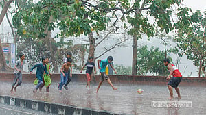 রাজধানীর হাতিরঝিল এলাকায় বৃষ্টির মধ্যে খেলায় মেতে উঠেছে শিশু-কিশোররা