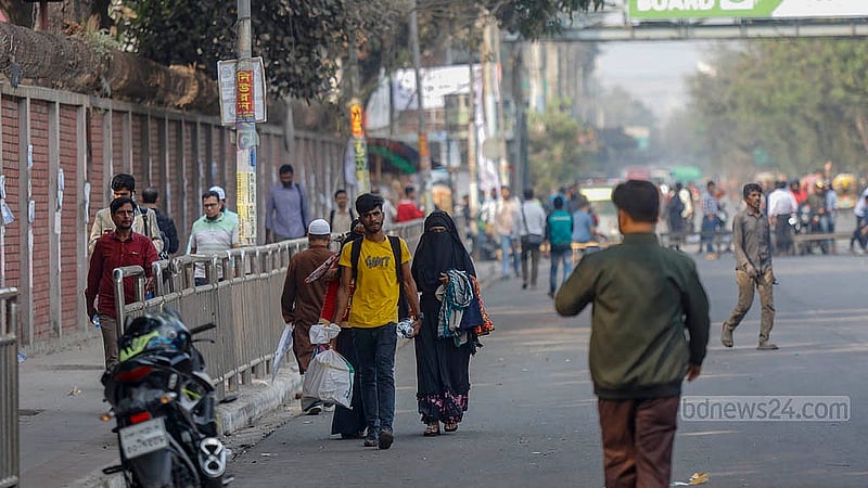 ঢাকার সাতরাস্তা মোড়ে মঙ্গলবার দুপুরে কারিগরি শিক্ষার্থীদের অবরোধের কারণে ভোগান্তিতে পড়তে হয় এ পথের লোকজনকে