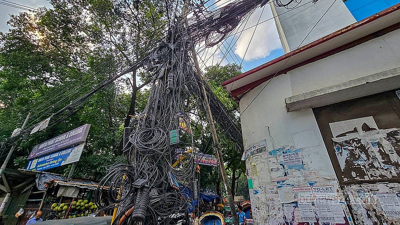 রাজধানীর মহাখালী এলাকায় বিদ্যুতের খুঁটির চারপাশ দখল করে রয়েছে ইন্টারনেট এবং স্যাটেলাইট কেবলের তার