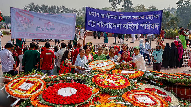 স্বাধীনতা দিবসে বুধবার সাভার জাতীয় স্মৃতিসৌধে শ্রদ্ধা জানায় বিভিন্ন সংগঠন। ছবি: মাহমুদ জামান অভি