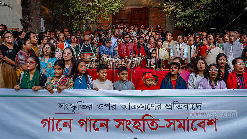 ছায়ানট ভবনে হামলার প্রতিবাদে মঙ্গলবার ছায়ানট ভবনের সামনে সংহতি সমাবেশে অংশ নেয় সব বয়সি মানুষ