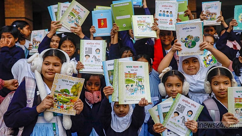 ভিকারুননিসা নূন স্কুল অ্যান্ড কলেজের আজিমপুর শাখায় বৃহস্পতিবার নতুন বই হাতে শিক্ষার্থীরা