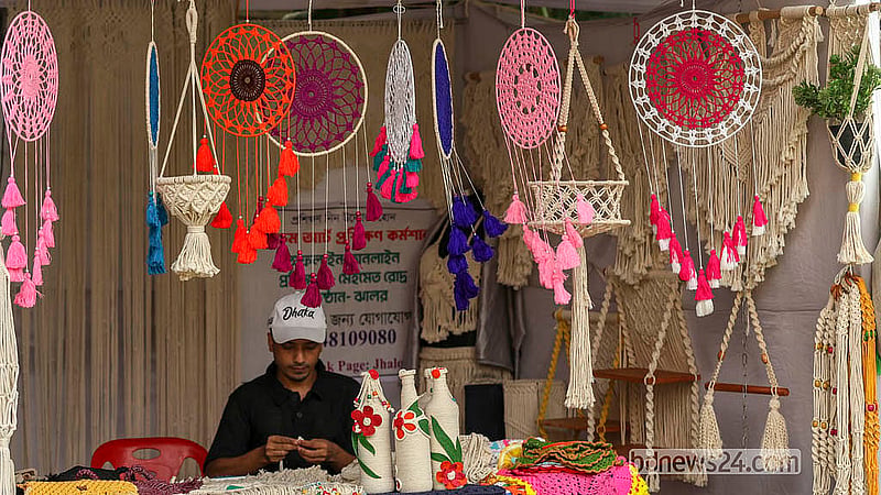 বাংলা একাডেমি প্রাঙ্গণে বৈশাখী মেলায় নানা পণ্যর পসরা সাজিয়ে বসেছেন দোকানিরা।