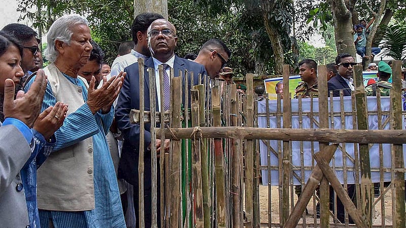 ১০ অগাস্ট ২০২৪: অন্তর্বর্তী সরকারের প্রধান হিসেবে শপথ নেওয়ার দুদিন বাদে রংপুরে যান নোবেলজয়ী মুহাম্মদ ইউনূস। কোটা সংস্কার আন্দোলনে পুলিশের গুলিতে নিহত বেগম রোকেয়া বিশ্ববিদ্যালয়ের ছাত্র আবু সাঈদের বাড়িতে গিয়ে তার কবর জিয়ারত ও স্বজনদের সঙ্গে কথা বলেন তিনি।ছবি: পিআইডি