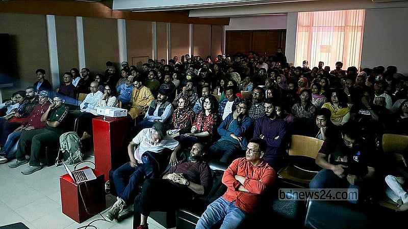 রাজধানীর বিশ্বসাহিত্য কেন্দ্রে শুক্রবার স্বল্পদৈর্ঘ্য চলচ্চিত্র উৎসব ‘ব্যানফ মাউন্টেইন ফিল্ম ফেস্টিভালে’ আসা দর্শনার্থীরা।