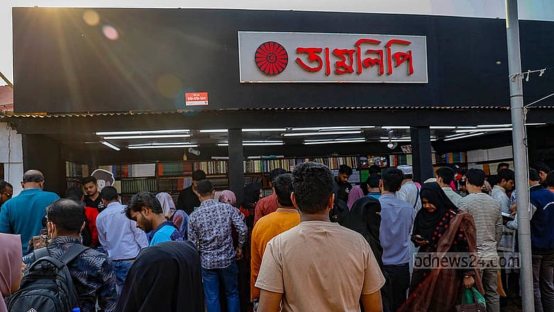 অমর একুশে বইমেলায় শনিবার প্রতিটি স্টলেই ব্যাপক ক্রেতা সমাগাম দেখা যায়। ছবি: মাহমুদ জামান অভি