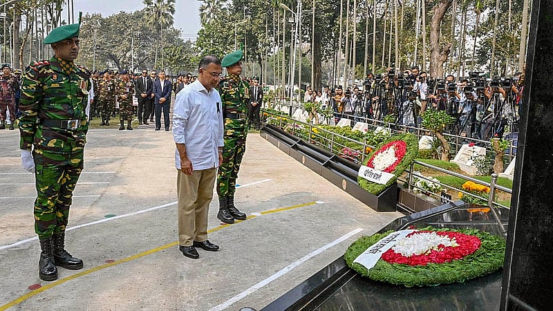 পিলখানা হত্যাকাণ্ডে নিহত সেনা কর্মকর্তাদের শ্রদ্ধা জানাতে বনানী সামরিক কবরস্থানে পুষ্পস্তবক অর্পণ করে নীরবতা পালন করেন প্রধানমন্ত্রী তারেক রহমান