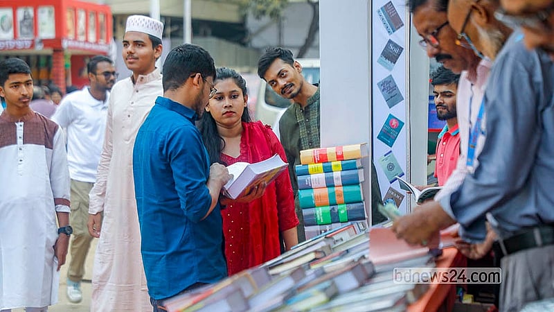 অমর একুশে বইমেলার প্রথম দিন বাংলা একাডেমি প্রাঙ্গণে বিভিন্ন স্টল ঘুরে দেখেন দর্শনার্থীরা