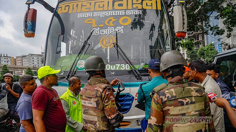 ঢাকার বিমানবন্দর সড়কের খিলক্ষেত এলাকায় পরিচালিত অভিযানে বাসে হাইড্রোলিক হর্ন আছে কি না তা যাচাই করেন ট্রাফিক পুলিশ ও সেনা সদস্যরা। ছবি: মাহমুদ জামান অভি
