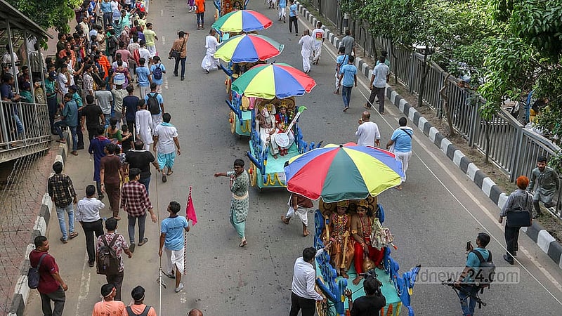 শ্রী শ্রী জগন্নাথ দেবের রথযাত্রায় রোববার রাধা-কৃষ্ণের সাজে ভক্তরা।