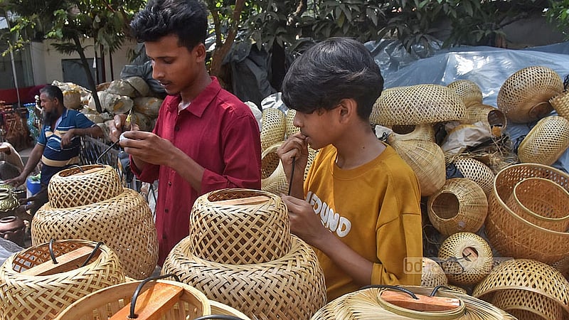 চট্টগ্রামের লালদীঘি মাঠে জব্বারের বলী খেলার সময় বৈশাখী মেলাও বসে। এ মেলায় যোগ দিতে দেশের বিভিন্ন প্রান্ত থেকে পণ্য নিয়ে আসা শুরু করেছেন দোকানিরা।  ছবি: সুমন বাবু