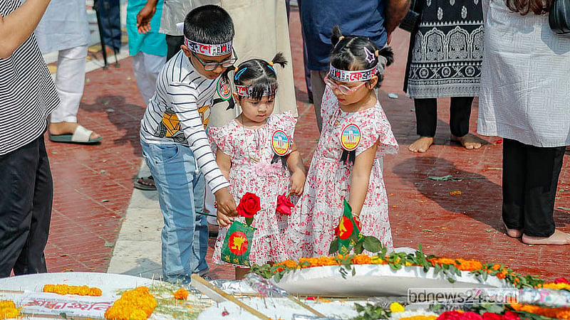 একুশের প্রথম প্রহরে কেন্দ্রীয় শহীদ মিনারে ভাষা শহীদদের শ্রদ্ধা জানাতে আসে শিশুরাও। ছবি: আব্দুল্লাহ আল মমীন