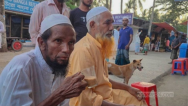সেন্ট মার্টিনে পর্যটক না থাকায় কাজও থেমে গেছে স্থানীয় বাসিন্দাদের। অর্থ সংকটেও এখন দিন যাচ্ছে তাদের।