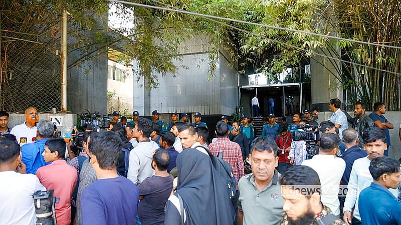 রাজধানীর কারওয়ান বাজারে ইংরেজি দৈনিক ডেইলি স্টার কার্যালয়ে হামলা-ভাঙচুর-অগ্নিসংযোগের পর শুক্রবার সকালে ভবনটির সামনে উৎসুক মানুষের ভিড়
