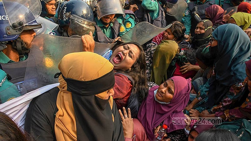 সরকারি প্রাথমিক বিদ্যালয়ের সহকারী শিক্ষক পদে নিয়োগ বাতিল হওয়া প্রার্থীদের সচিবালয়মুখী পদযাত্রা শিক্ষা ভবনের সামনে আটকে দেয় পুলিশ। ছবি: আব্দুল্লাহ আল মমীন