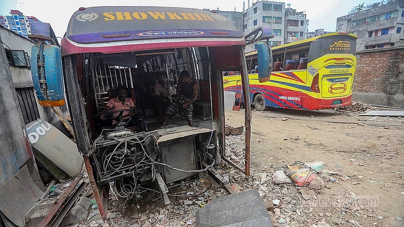 ঈদ সামনে রেখে চলছে পুরনো গাড়ি সংস্কারের কাজ। রাজধানীর যাত্রাবাড়ীর মাতুয়াইল এলাকা থেকে তোলা।  ছবি: আব্দুল্লাহ আল মমীন