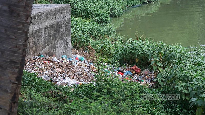 হাতিরঝিল লেকের পাশে ফেলা হচ্ছে ময়লা-আর্বজনা; কর্তৃপক্ষের খবর নেই।  ছবি: আব্দুল্লাহ আল মমীন
