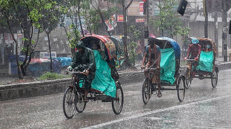 বৃষ্টি থেকে রক্ষায় শরীরে পলিথিন জড়িয়ে রিকশা চালান অনেক চালক। মঙ্গলবার দয়াগঞ্জ সড়ক থেকে তোলা। ছবি: আব্দুল্লাহ আল মমীন
