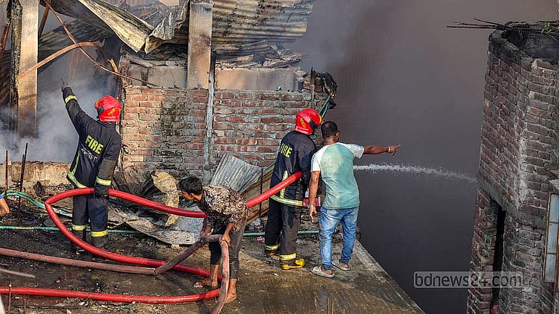 ইসলামবাগের চেয়ারম্যানঘাট এলাকায় আগুন লাগা প্লাস্টিকের গুদামের আশপাশে উঁচু ভবন রয়েছে। সেখানে এক ভবন থেকে অন্য ভবনে পানি ছেটান ফায়ার সার্ভিসের কর্মীরা।