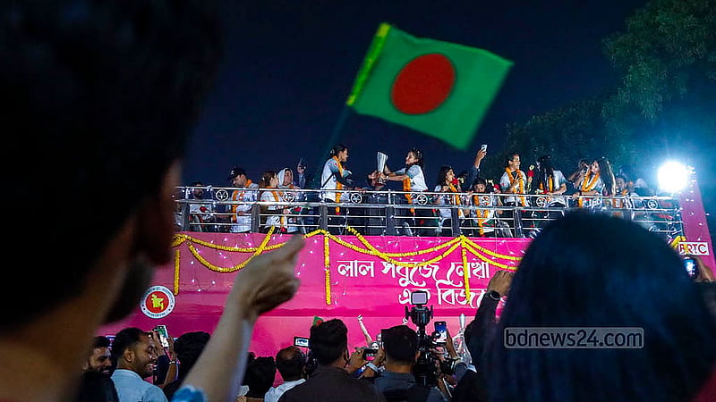 শাহজালাল আন্তর্জাতিক বিমানবন্দরে বৃহস্পতিবার সন্ধ্যায় সাফ উইমেনস ফুটসালের প্রথম আসর জয়ী নারী ফুটবলারদের ছাদ খোলা বাসে উল্লাস