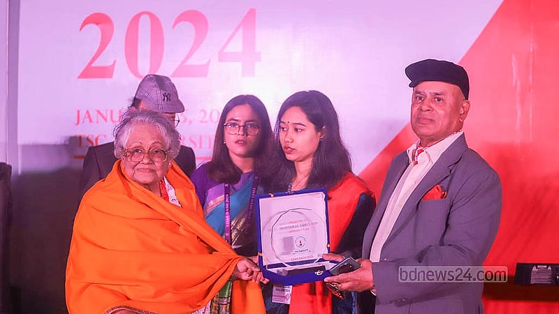 ঢাকা বিশ্ববিদ্যালয়ের ইংরেজি বিভাগে বিশেষ অবদানের জন্য এবার ইডাসের আয়োজনে সম্মাননা গ্রহণ করেন অধ্যাপক মোঃ সদরুল আমিন