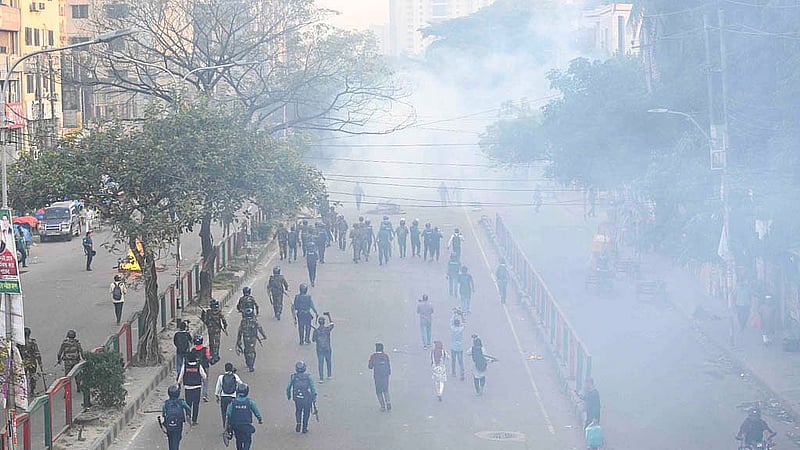 সায়েন্স ল্যাবরেটরি মোড়ে বুধবার ঢাকা ও সিটি কলেজের শিক্ষার্থীদের ছত্রভঙ্গ করতে কাঁদুনে গ্যাস ছোড়েন পুলিশ সদস্যরা।