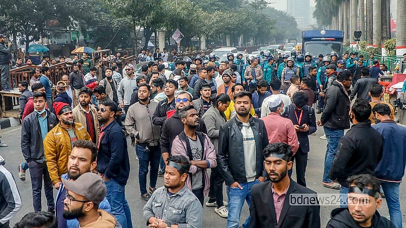 রাজধানীর পান্থপথে বসুন্ধরা সিটি শপিং কম্পক্সের সামনে রোববার সকালে মোবাইল হ্যান্ডসেট ব্যবসায়ীদের অবস্থান। ছবি: আব্দুল্লাহ আল মমীন