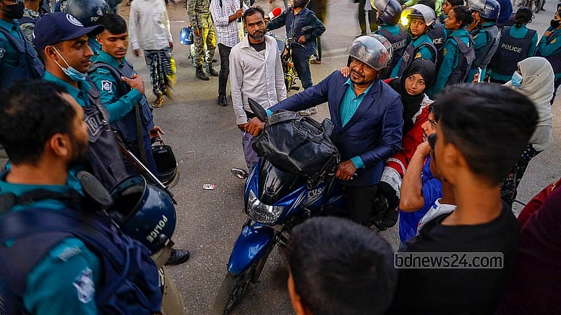 সরকারি তিতুমীর কলেজের শিক্ষার্থীরা সোমবার দুপুরে মহাখালী রেলক্রসিংয় অবরোধ করলে বিপাকে পরে সাধারণ মানুষ। ছবি: মাহমুদ জামান অভি