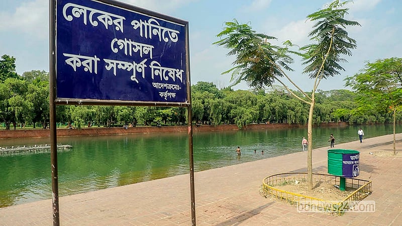 জাতীয় সংসদ ভবন এলাকার ক্রিসেন্ট লেকে গোসল করায় নিষেধাজ্ঞা রয়েছে। কিন্তু কেউ কেউ তা মানেন না