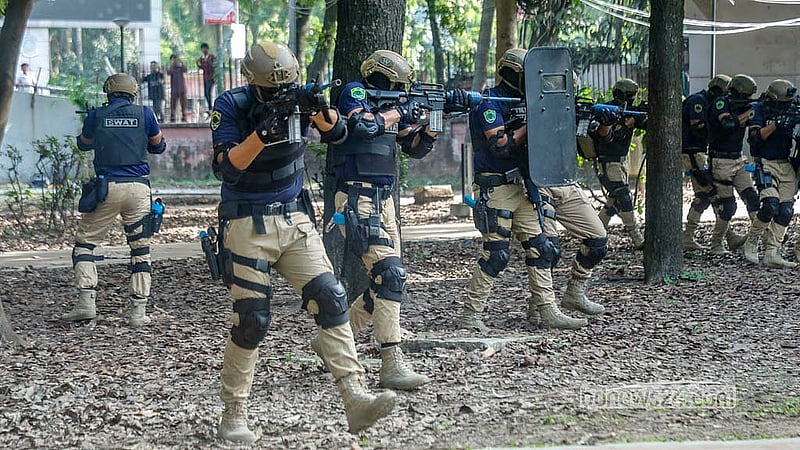 বৈশাখ বরণের উৎসব নির্বিঘ্ন করতে রোববার রমনা পার্কের বটমূলে নিরাপত্তা মহড়ায় অংশ নেন ডিএমপির সদস্যরা