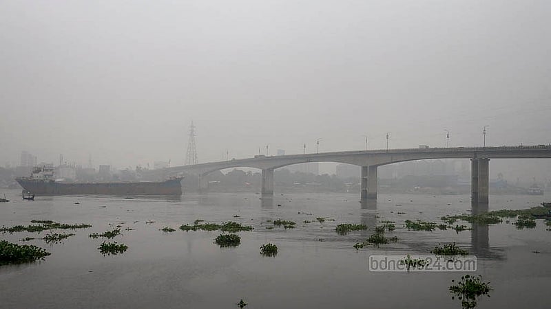 শীতলক্ষ্যা নদীর কুয়াশার কারণে সুলতানা কামাল সেতুটিও দূর থেকে ঝাপসা দেখাচ্ছে। ছবি: মাহমুদ জামান অভি