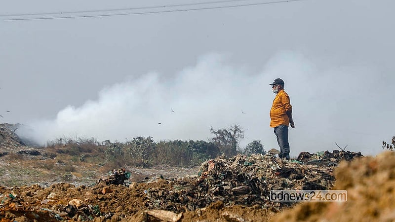 রাজধানীর মাতুয়াইল ময়লার ভাগাড়ে উন্মুক্ত পদ্ধতিতে ময়লা পোড়ানোর কারণে ধোঁয়ায় দূষিত হচ্ছে বাতাস