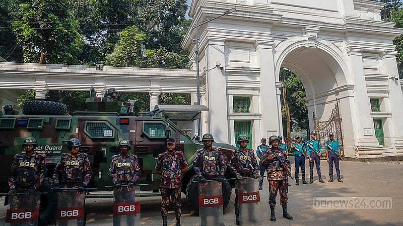ঢাকায় হাই কোর্ট মাজারের গেইটের সামনে সাঁজোয়া যান নিয়ে নিরাপত্তায় বিজিবি