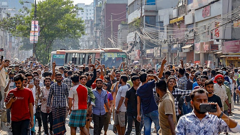 ঢাকার রামপুরায় বৃহস্পতিবার সকাল থেকে সড়ক আটকে রাখেন ব্যাটারিচালিত রিকশাচালকরা। ছবি: মাহমুদ জামান অভি