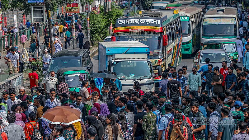 সরকারি সাত কলেজকে স্বতন্ত্র বিশ্ববিদ্যালয় করার দাবিতে শিক্ষার্থীরা মঙ্গলবার সায়েন্স ল্যাবরেটরি মোড় অবরোধ করলে সৃষ্টি হয় তীব্র যানজট। ছবি: মাহমুদ জামান অভি