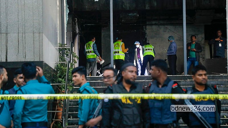রাজধানীর কারওয়ান বাজারে দৈনিক প্রথম আলো কার্যালয়ে হামলা-ভাঙচুর-অগ্নিসংযোগের পর শুক্রবার বিকেলে ভবনটিতে সিআইডির ক্রাইম সিন ইউনিটের সদস্যদের তৎপরতা