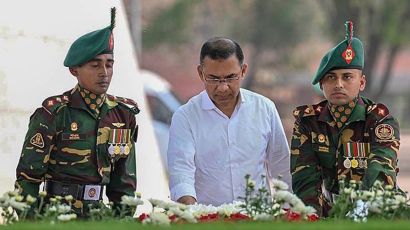 জাতীয় স্মৃতিসৌধে মুক্তিযুদ্ধের বীর শহীদদের প্রতি শ্রদ্ধা জানানো শেষে বুধবার প্রধানমন্ত্রী তারেক রহমান সাবেক প্রেসিডেন্ট জিয়াউর রহমান ও সাবেক প্রধানমন্ত্রী খালেদা জিয়ার সমাধিতে পুষ্পস্তবক অর্পণ করেন