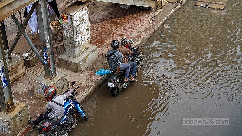 বৃষ্টির পানিতে তলিয়ে আছে রাজধানীর প্রগতি সরণির একটি অংশ। তার মধ্যেই যাত্রীর অপেক্ষায় রাইড শেয়ার চালকরা