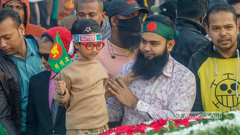 বিজয় দিবসে মঙ্গলবার সকালে সাভারের জাতীয় স্মৃতিসৌধে পরিবারের সঙ্গে শ্রদ্ধা জানাতে আসে শিশুরাও