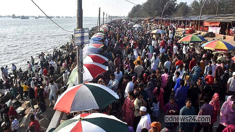 ঈদের দ্বিতীয় দিন বিকালে চট্টগ্রামের পতেঙ্গা সমুদ্র সৈকতে ছিল মানুষের উপচে পড়া ভিড়