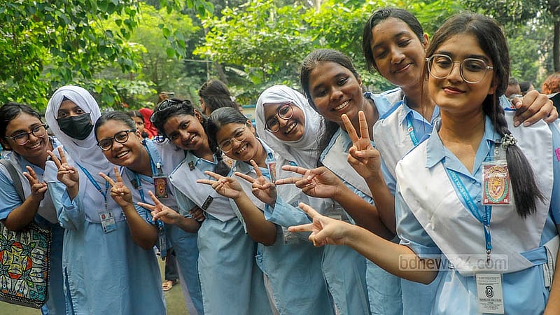 এইচএসসি পরীক্ষার ফলাফল ভালো হওয়ায় বৃহস্পতিবার বেইলি রোডে ভিকারুননিসা নূন স্কুল অ্যান্ড কলেজের শিক্ষার্থীদের বিজয় উল্লাস। ছবি: আব্দুল্লাহ আল মমীন