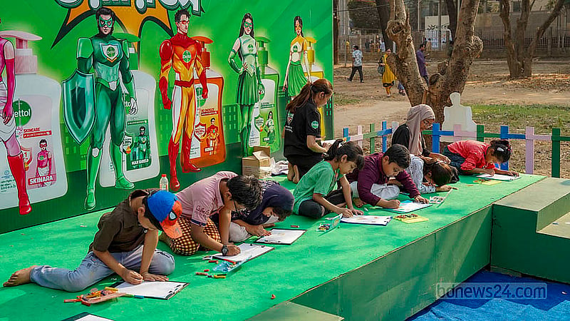একুশে বইমেলায় শুক্রবার শিশুদের জন্য ছিলো নানা আয়োজন